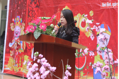Trường Tiểu học Kim Đồng trao quà Tết cho học sinh có hoàn cảnh khó khăn